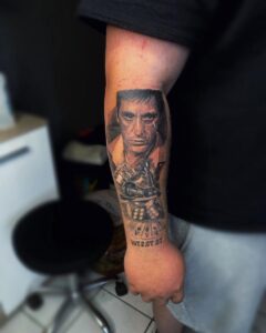 Tätowierer von Amethyst Dragon Tattoo in Würzburg bei der Detailarbeit an einem Tattoo.
